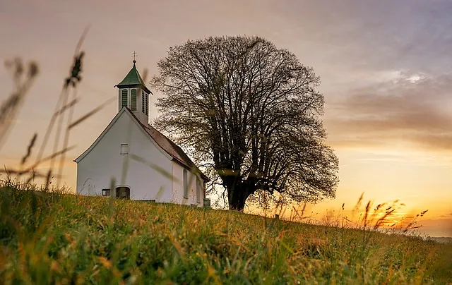 Kirche und Wiese